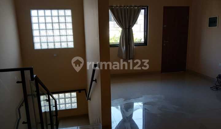 Beautiful House Ready to Occupy Strategic Location in Meruya - West Jakarta 2