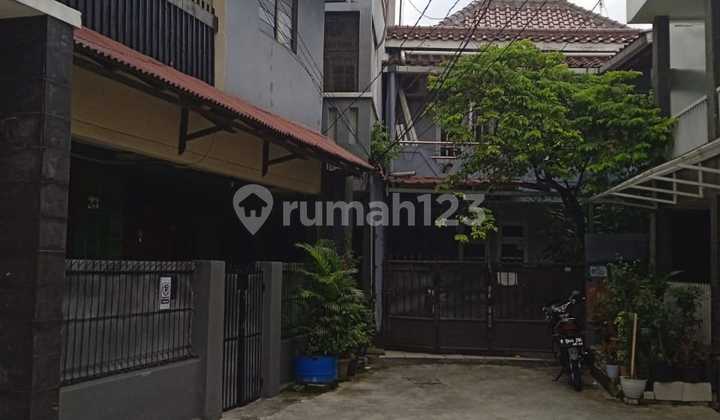Boarding House with 18 Rooms, Strategically Located near Central Park Mall - West Jakarta