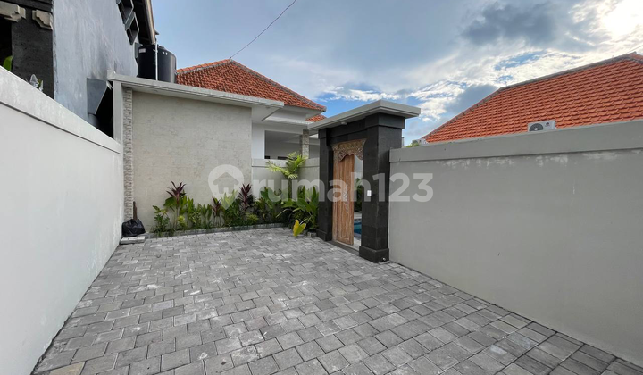 Minimalist Concept Villa for Rent in Padonan, Canggu, Badung Close to Tourist Attractions