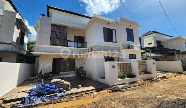 Dijual Rumah Elite Modern Minimalis Sedang Proses Pembangunan dengan Harga Ekonomis di Jimbaran, Bali. Lokasi Strategis Menuju ke Pantai2 dan Berbagai Fasilitas Umum