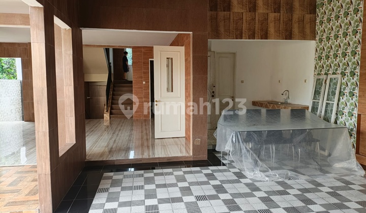 Rumah Super Premium Desain Artistik dan Cantik! Harga 3,9M Nego! 4 Lantai Full Granite dan Dinding Full Keramik, Sangat Terawat! Hadap Timur, View Gunung Pancar, Gn Salak dan Kota Sentul City Tampak S