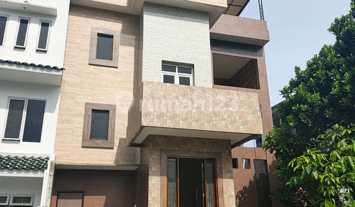 Rumah Super Premium Desain Artistik dan Cantik! Harga 3,9M Nego! 4 Lantai Full Granite dan Dinding Full Keramik, Sangat Terawat! Hadap Timur, View Gunung Pancar, Gn Salak dan Kota Sentul City Tampak S