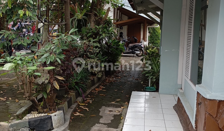 Rumah Besar 3 Kamar di Jl. Budhi Lokasi Strategis Halaman Luas