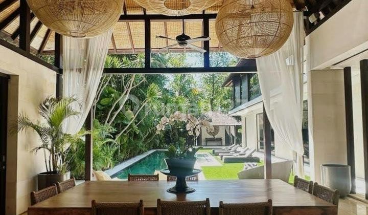 Strategic Villa With Pool Furnished Near the Beach in Seminyak