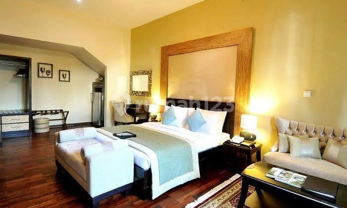 Luxury Hotel with Scenic Views, Bustling with Tourists, Strategic Location on Main Street Seminyak 2