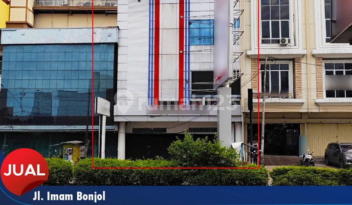 3-Storey Shop House with Ideal Width Suitable for Various Businesses on Imam Bonjol Street. 3-Storey Shop House with Ideal Width Suitable for Various Businesses on Imam Bonjol Street.