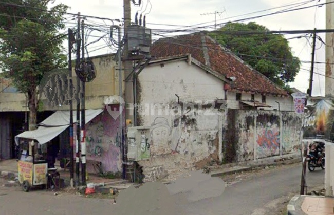 Corner Commercial House at Zero Point of Strategic Road Near Party Building, Business Location 2