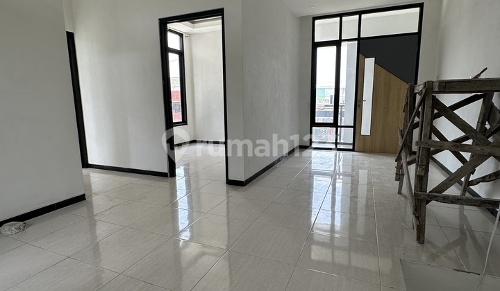 2 Lantai Lokasi Strategis Dekat Kota Batu 2