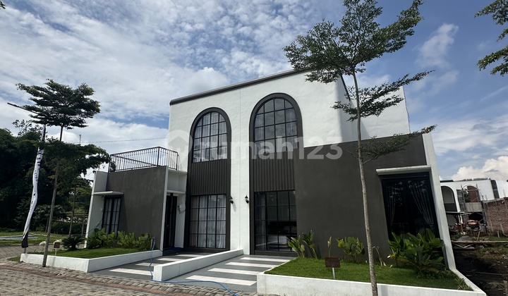 2 Lantai Premium dan Strategis 2 Lantai Premium dan Strategis