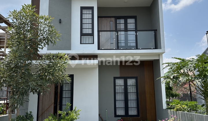 2 Lantai Lokasi Strategis Dekat Kota Batu 2 Lantai Lokasi Strategis Dekat Kota Batu