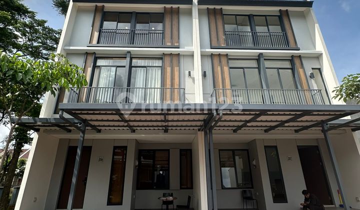 Rumah 3 Lantai Gading Serpong di Malibu Village SHM Rumah 3 Lantai Gading Serpong di Malibu Village SHM