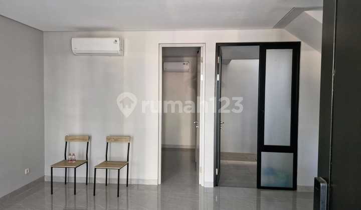 [ Dijual ] Rumah American Classic dengan Harga yang Masih Masuk Akal di Pakuwon City ! 2