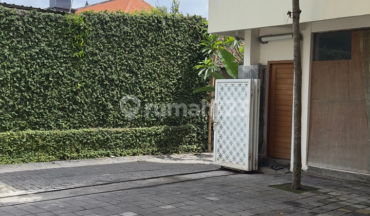 Rumah 330 M2 / 500 M2 Modern Elit Kerobokan Seminyak Bali Rp@4.5 Milyar, Furnished Rumah 330 M2 / 500 M2 Modern Elit Kerobokan Seminyak Bali Rp@4.5 Milyar, Furnished