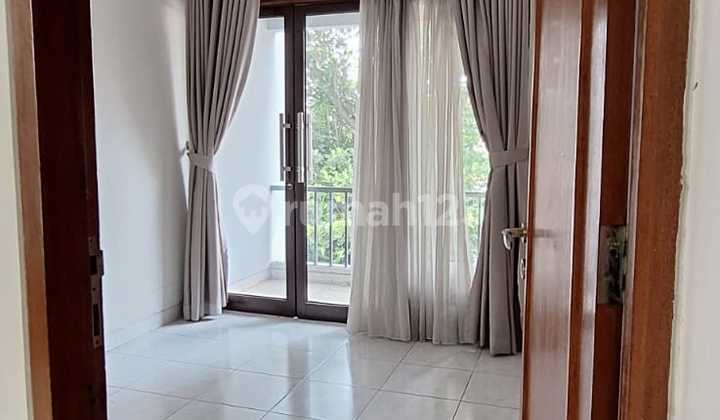 Rumah Posisi Hook Depan Taman di Emerald Bintaro Jaya 2