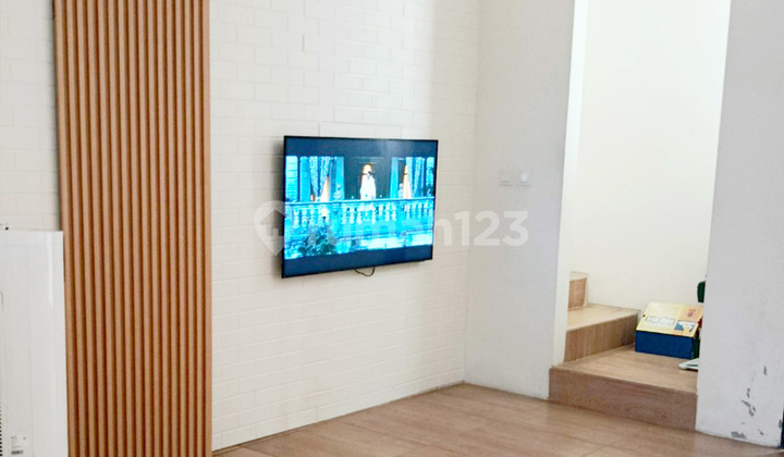 Ready-to-Occupy 3-Bedroom House on Boulevard Waterfront Street, Lippo Cikarang 2