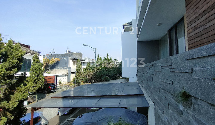 Rumah 3,5 Lantai Paling Tinggi di Komplek Singgasana