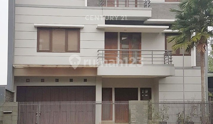 Rumah Asri 3 Lantai di Setra Duta Bandung Rumah Asri 3 Lantai di Setra Duta Bandung