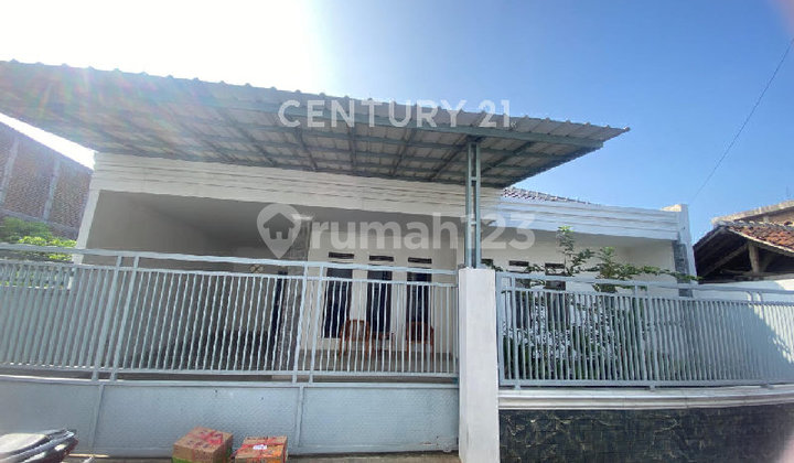 Modern and Cool New House by the Main Road