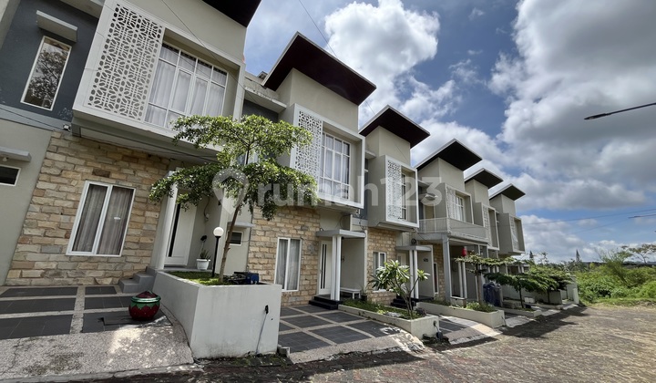 Rumah Villa Strategis Kota Batu 2 Lantai Full Furnish