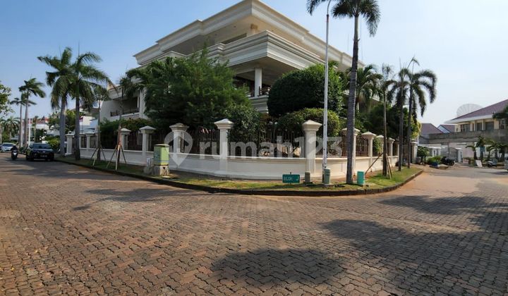 Luxury Classic Home - Corner Unit Prestigious Neighborhood 2