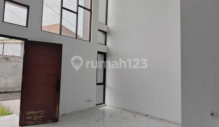 Rumah 2 Lantai Siap Huni di Tengah Kota