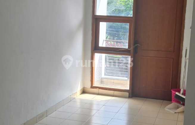 2-Story Shop for Sale on Main Road Extension of Jalan Jakarta Antapani, Upper Floor Shophouse 2