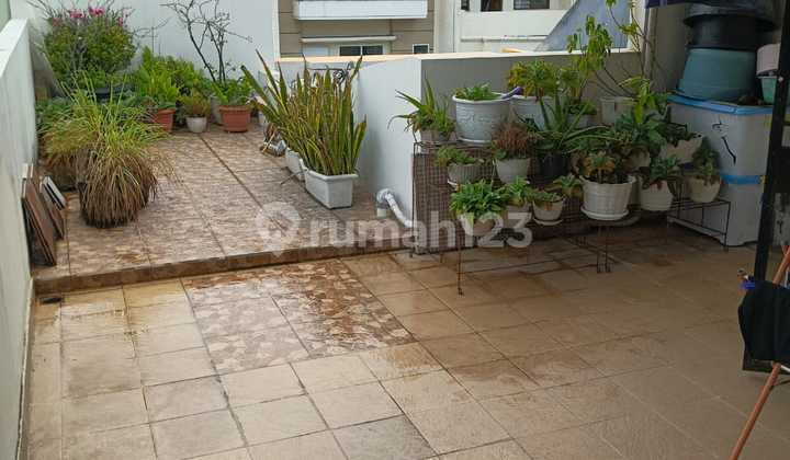 Dijual Rumah Semi Furnished Cantik Siap Huni - Kelapa Molek