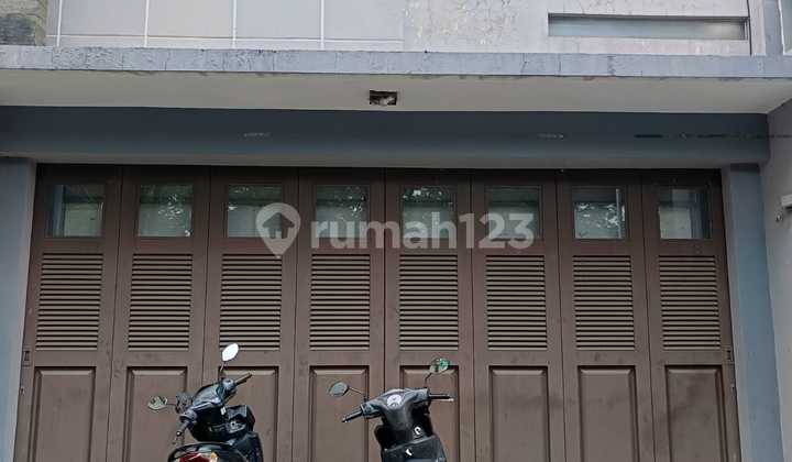 Disewakan Rumah 2 Lantai Pinggir Jalan - Cocok untuk Usaha di Harapan Indah