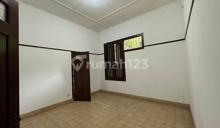 For Sale: High-Value Strategic Old House in Menteng 2