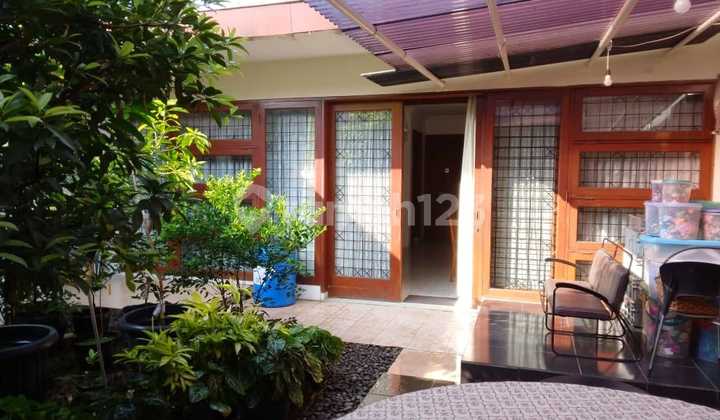 Rumah dengan Halaman Luas Lingkungan Asri