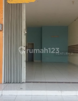 Strategic and Ready-to-Use Shophouse in Tegal Suitable for Business