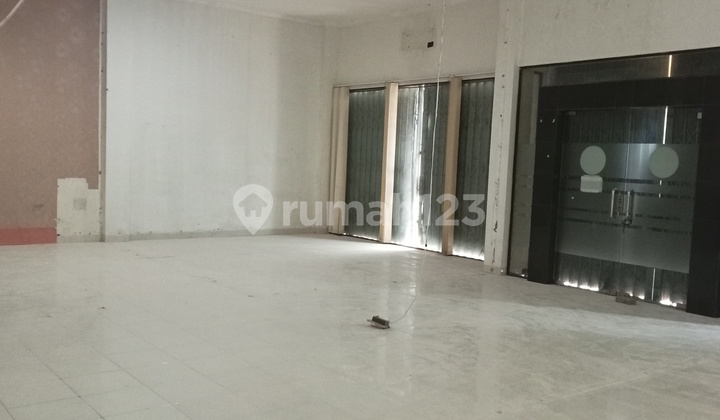 Spacious and Strategic Shop House Close to Public Facilities in Tegal City