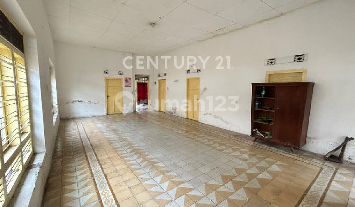 Classic, Spacious, and Strategically Located House Suitable for Business in Tegal City.