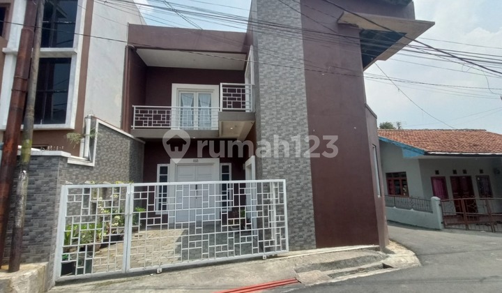 Minimalist House in Batu Mountain, Strategic Location, Safe Environment