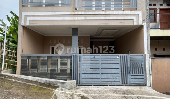 Rumah Cantik 3 Lantai Komp Cihanjuang Cibabat Lingkungan Nyaman