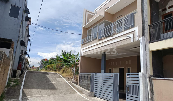 Beautiful 3-Story House in Cihanjuang Cibabat Complex with Rooftop 2