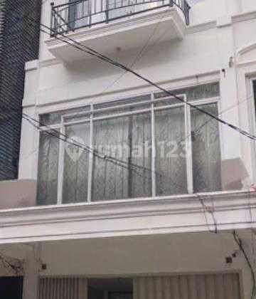 Ruko 4 Lantai di Jl Cimandiri, 4 KM, Kawasan Komersial di Menteng