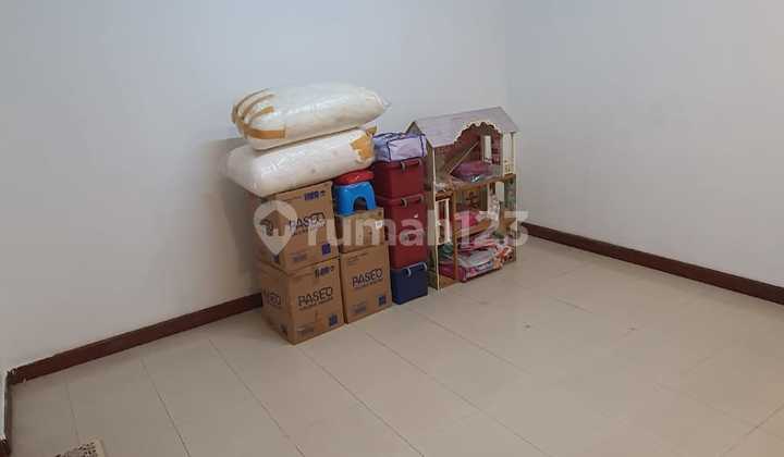 Bebas Banjir, Rumah, 2 Lantai, Dekat Akses Bus Kota, Siap Huni