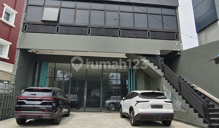 Disewakan Ruko 3 Lantai, Lokasi Strategis, Area Bisnis