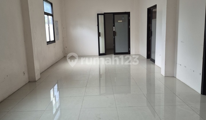 Commercial Space or Ruko for Rent, Large Area Near Mcd Sukahati