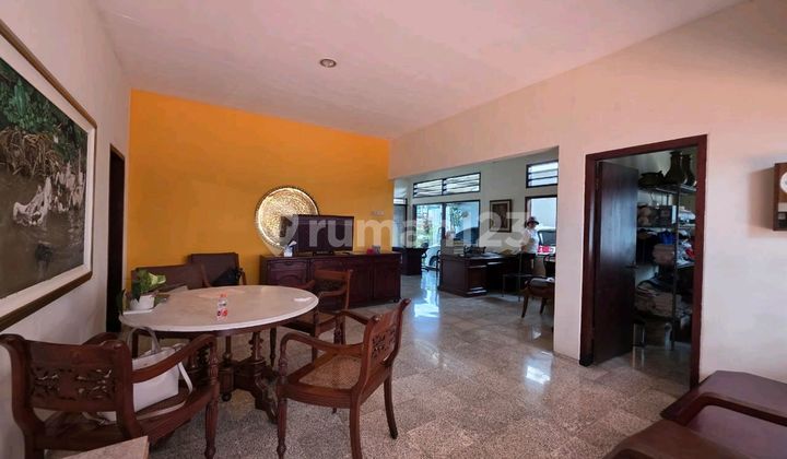 Rumah Luas dan Strategis di Pinggir Jalan Raya Merdeka Rumah Luas dan Strategis di Pinggir Jalan Raya Merdeka