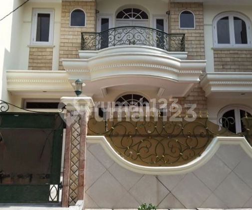 Rumah Hadap Selatan di Cluster Elite Sunter Podomoro