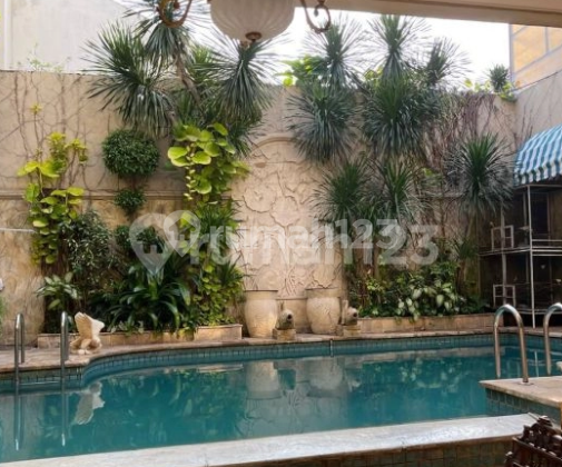 Rumah Mewah Klasik di Simpruk Golf