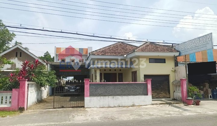 Rent/Sell Large House Pakis Area Main Road