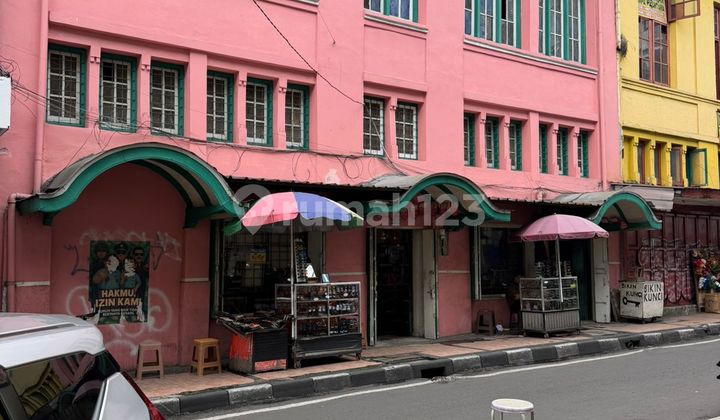 Two-Storey Strategic Shop on Abc Street, Bandung Two-Storey Strategic Shop on Abc Street, Bandung