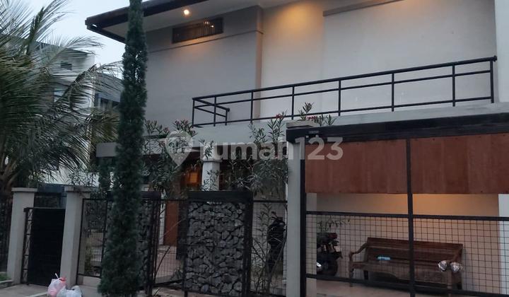 Rumah Hook Dua Lantai Full Furnished di Komplek Setraduta Bandung 2
