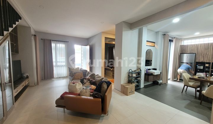 Rumah Nyaman Minimalis Dua Lantai di Setraduta Dago Grande