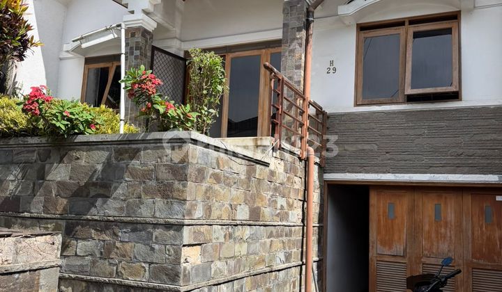 One-Story House Ready to Occupy in Pondok Hijau Residential Complex One-Story House Ready to Occupy in Pondok Hijau Residential Complex