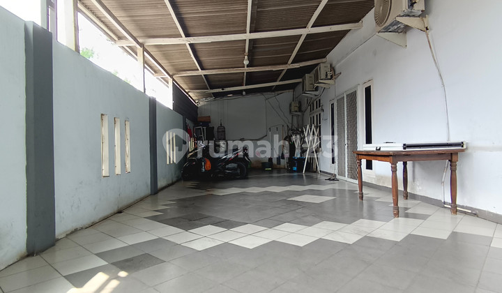 Strategic House Position at Hook Suitable for Business in Harapan Indah, Bekasi 2