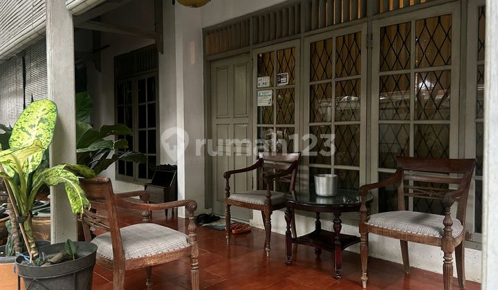 House in Benhil, suitable for Commercial use. 2